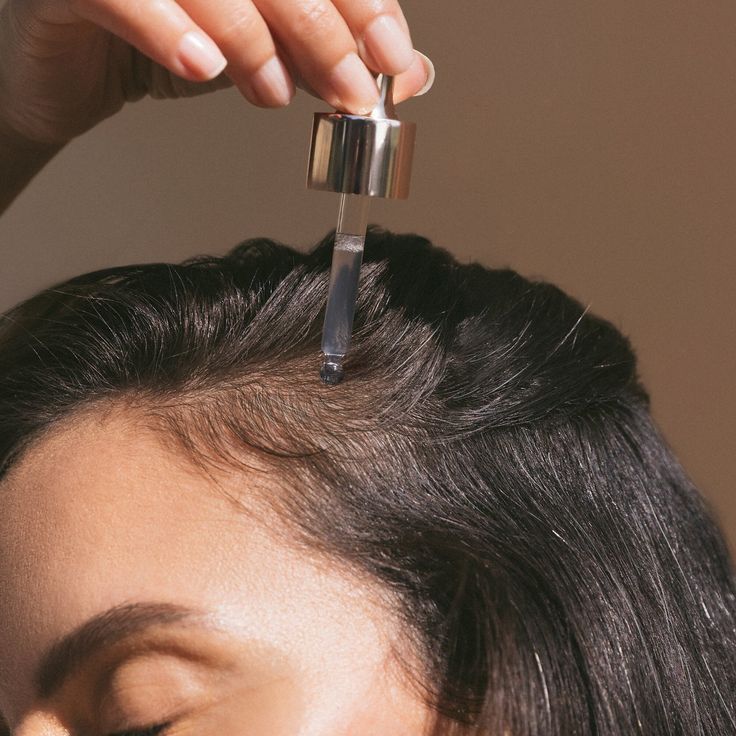 Application d’huile sur les cheveux