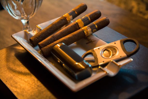 Un étui à cigarette et un briquet personnalisé