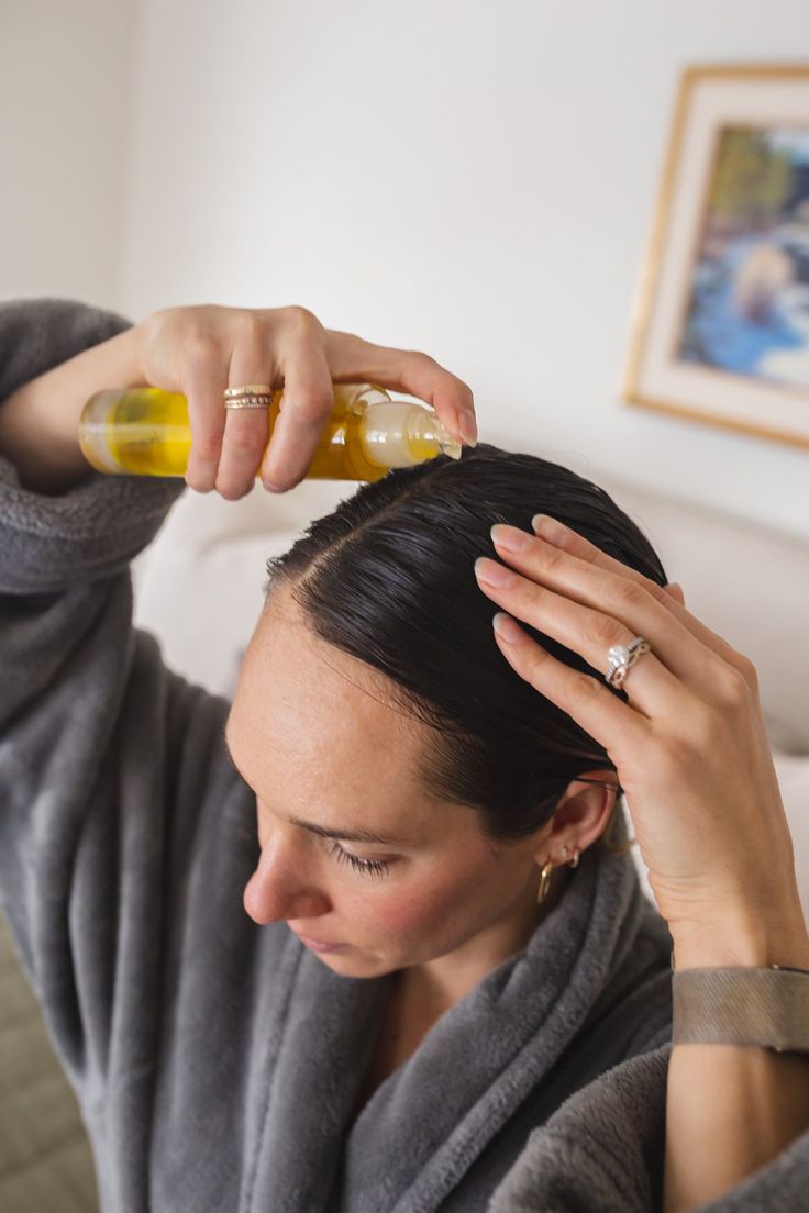 Application d'huile sur les cheveux