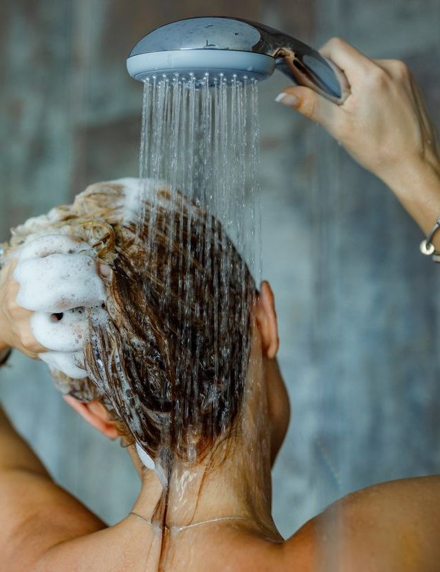 Lavage de cheveux avec shampoing doux