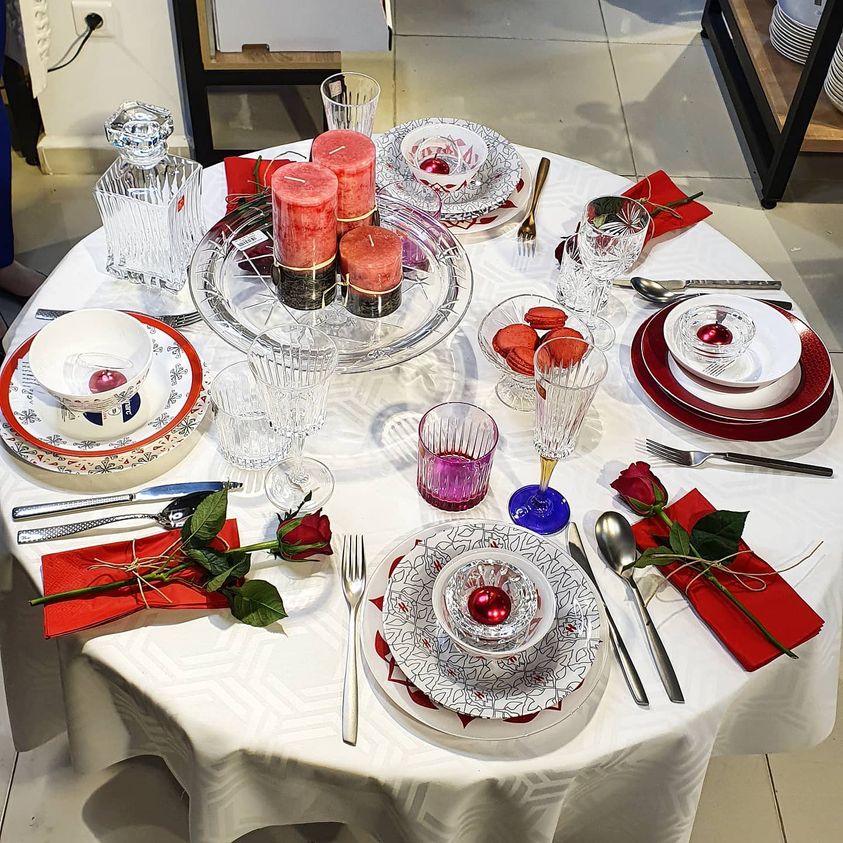 طاولة أكل من طرف متجر Manzil