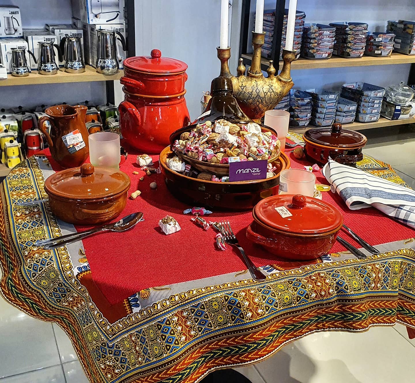 مائدة تقليدية من متجر Manzil