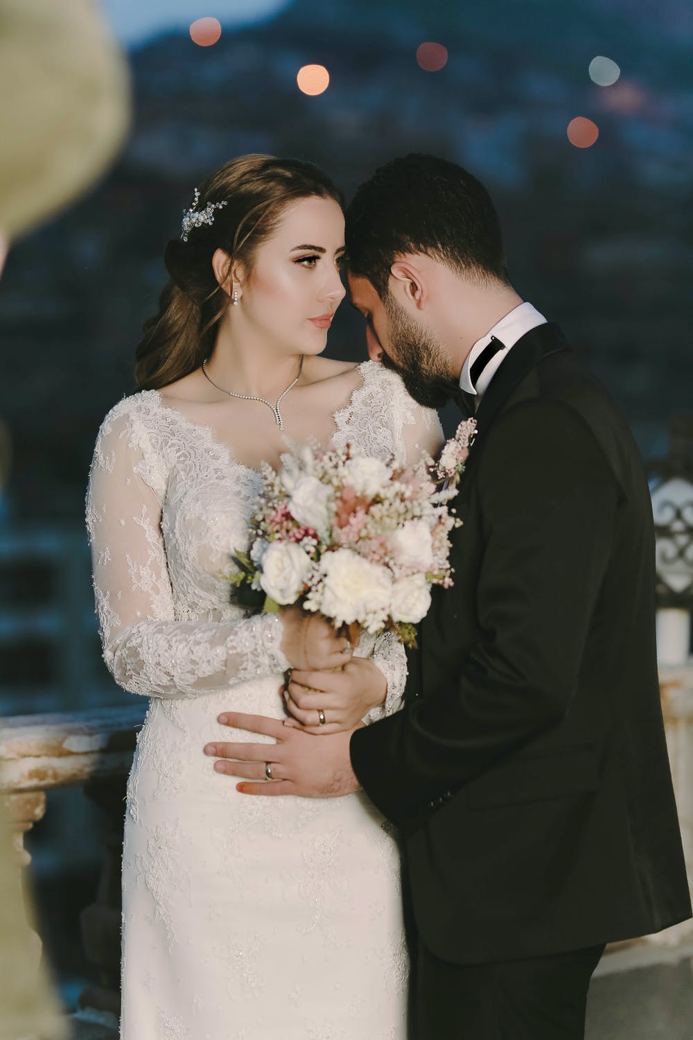 Couple pose romantique avec bouquet