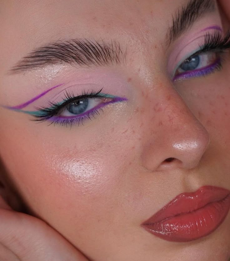 Regard coloré avec eyeliner graphique