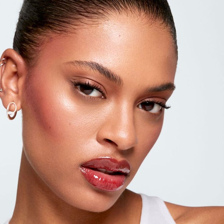 Lèvres vinyles et gloss ultra-brillant