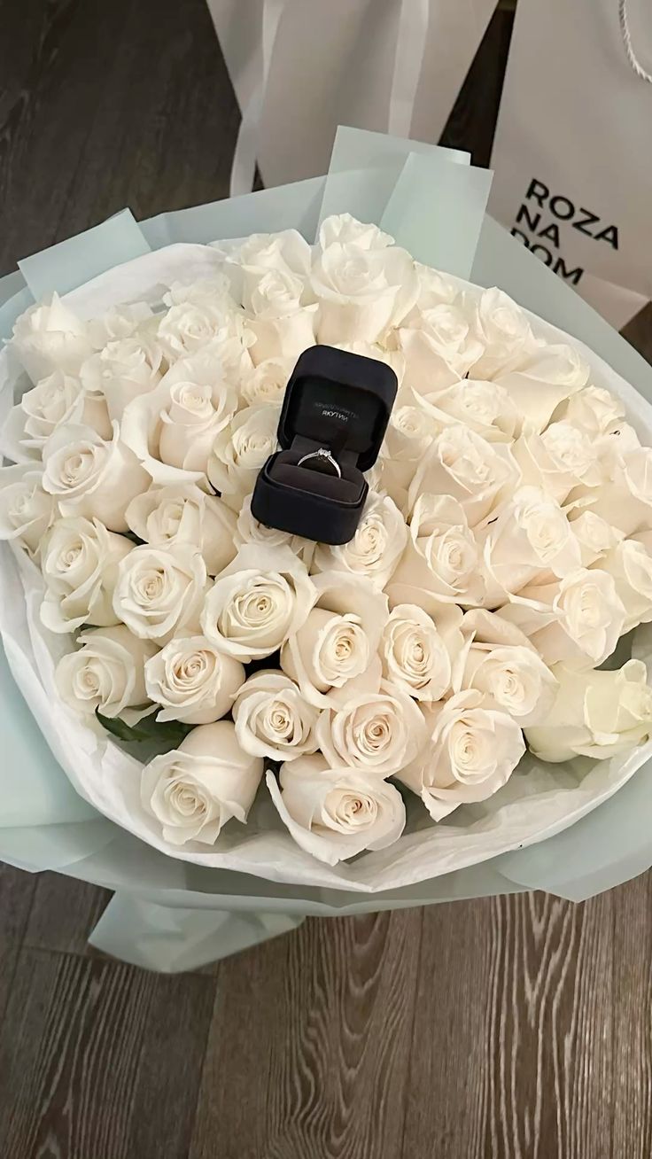 ورود بيضاء لخطوبة أو زفاف
