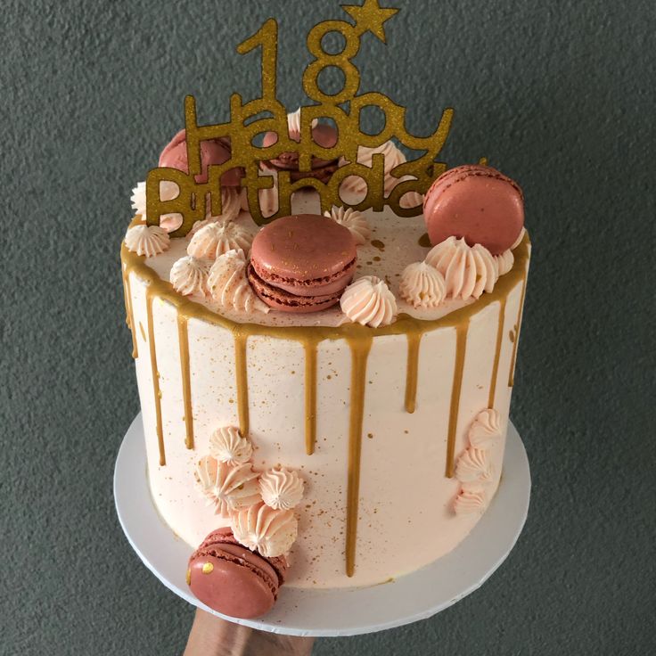 Drip cake décoré de macarons