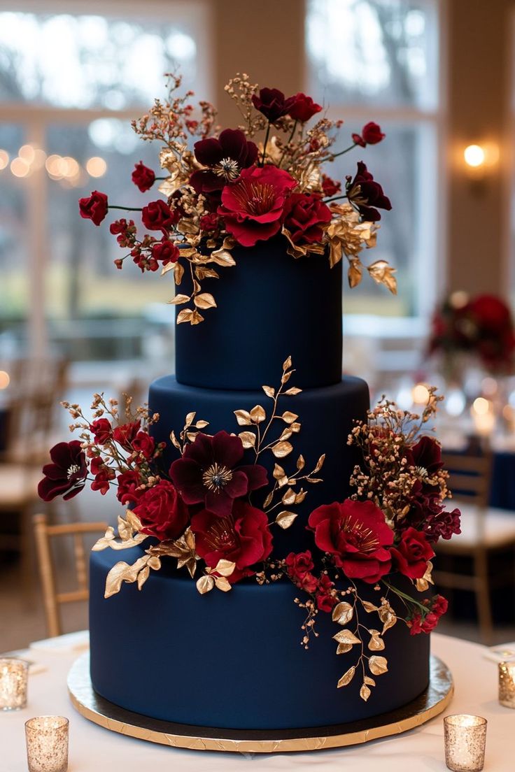 Wedding Cake décoratif avec fleurs bordeaux