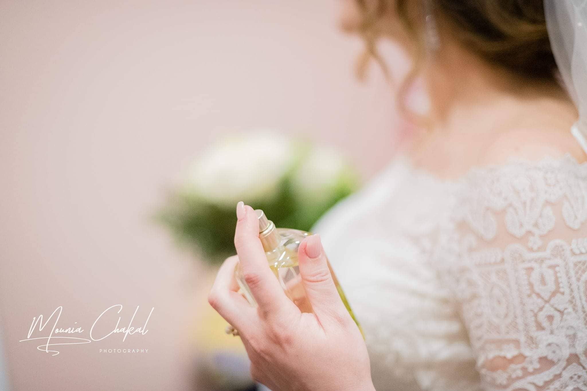 Faire tenir son parfum toute la journée : comment procéder ?